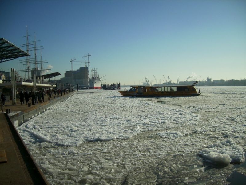 Hamburg Treibeis an den Landungsbruecken - Winterbilder Hamburg