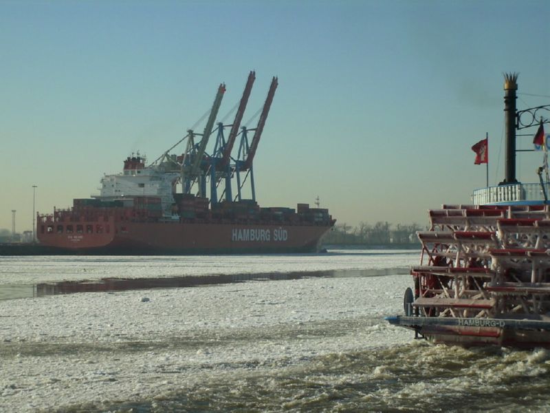 Ein Schiff der Hamburg-Sued am Container-Terminal - Winterbilder Hamburg