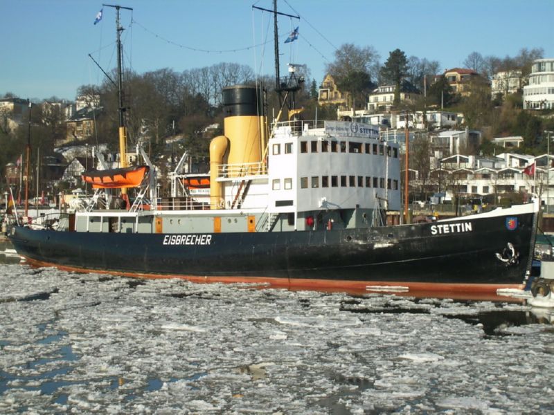 Dampf-Eisbrecher Stettin im Museumshafen Neumuehlen - Winterbilder Hamburg