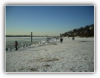 Am Strand von Neumuehlen, im Hintergrund Hochhaus von Airbus