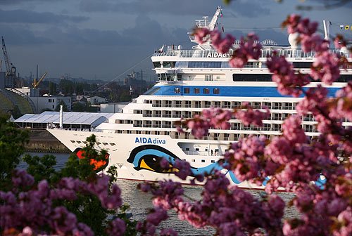 AIDAdiva verabschiedet sich von Hamburg