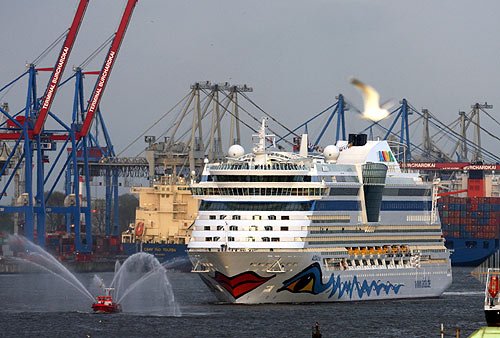 AIDAdiva in Hamburg - Einlauf in den Hamburger Hafen