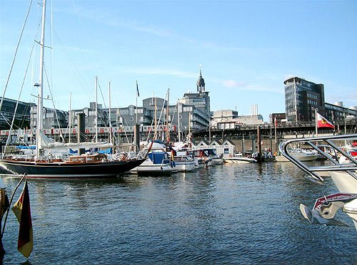 City Sporthafen Hamburg - HafenCity, im Hintergrund der Michel