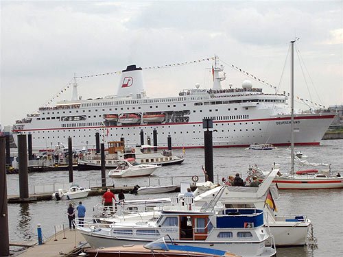 Hamburger Hafen - Kreuzfahrtschiff Deutschland