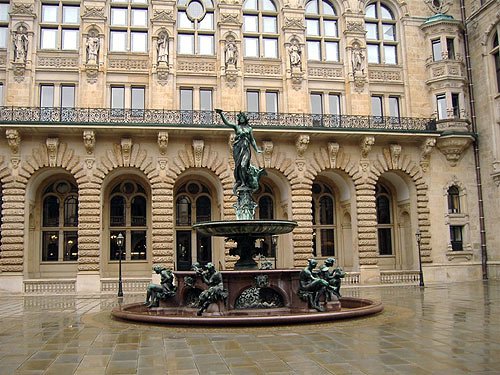 Brunnen im Innenhof des Hamburger Rathauses