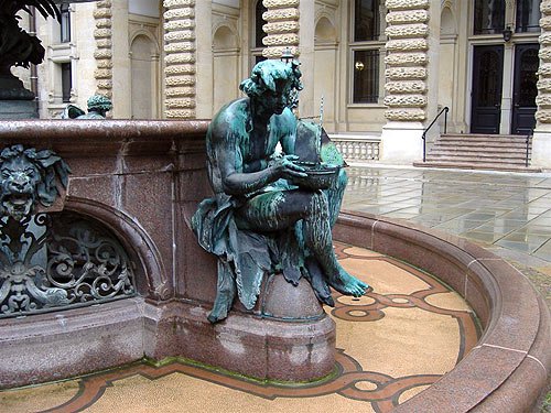 Hamburg Rathaus - Figur des Hygieia-Brunnens