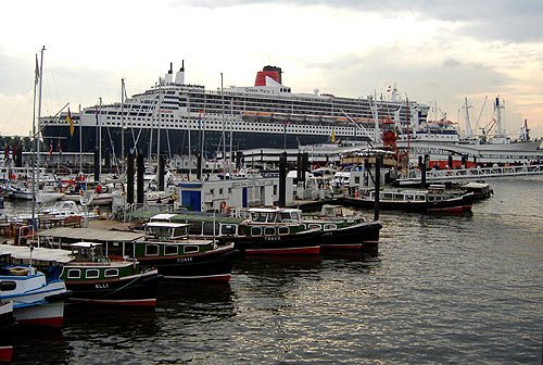 Queen Mary 2 beim Auslaufen aus Hamburger Hafen