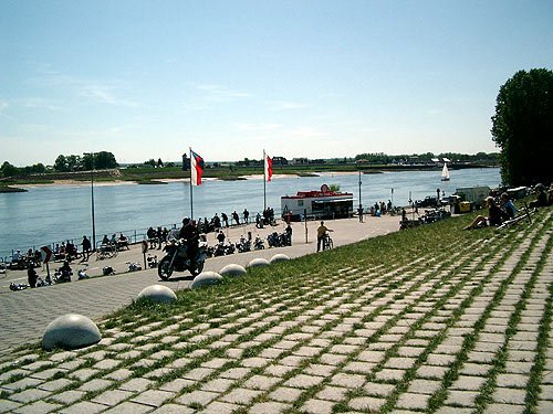 Motorradtreff bei der Zollenspieker Elbfaehre