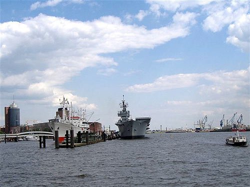 Museumsschiff Cap San Diego und britischer Flugzeugträger Ark Royal