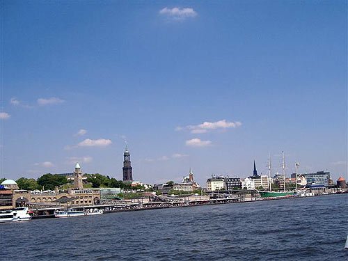 Hamburg Landungsbruecken mit Alter Elbtunnel