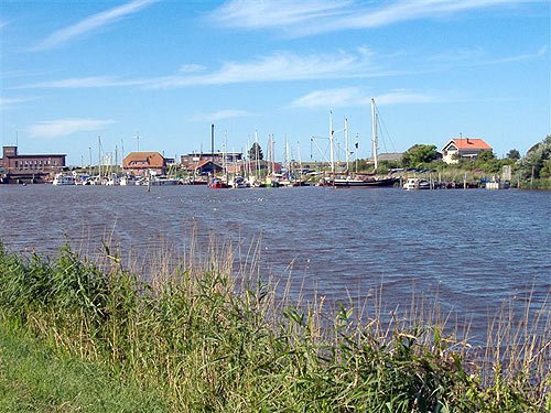 Hafen in Ostfriesland bei schönem Wetter