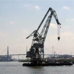 Schwimmkran im Hamburger Hafen vor Koehlbrandbruecke