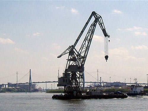 Schwimmkran im Hamburger Hafen vor Koehlbrandbruecke