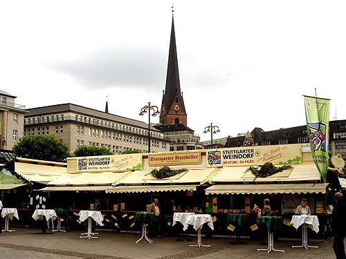 Stuttgarter Weindorf in Hamburg auf dem Rathausmarkt