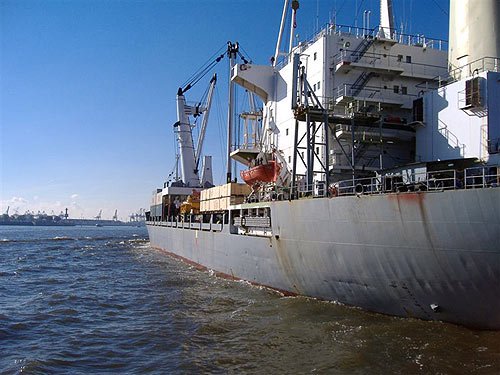 Containerfrachter in Hamburg auf der Elbe