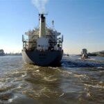 Containerschiff Miami auf der Elbe in Hamburg