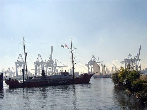 Feuerschiff Elbe 3 und Segler vor Containerterminals in Hamburg