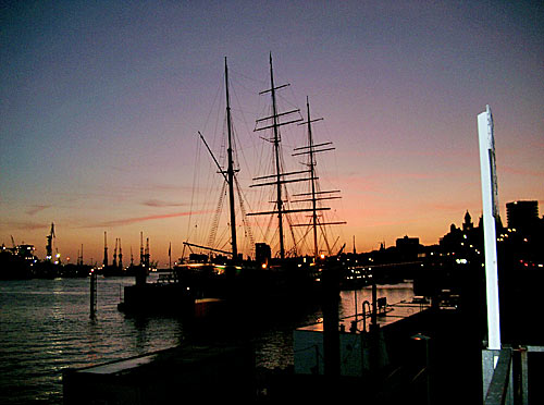 Der Hamburger Hafen bei Nacht