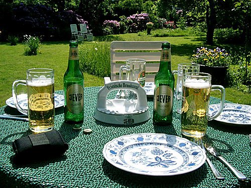 Ein kuehles Jever Bier im Sommer