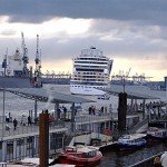 AIDAbella besucht Hamburg