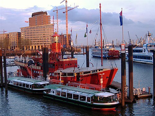 Hamburger Hafen – Feuerschiff und Mississippi Queen