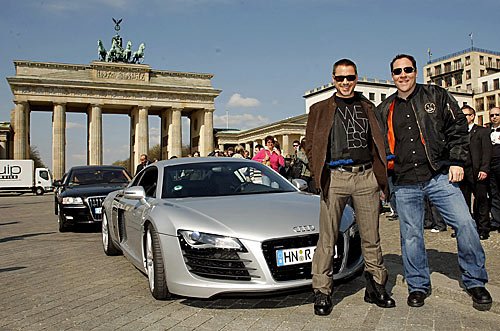 Iron Man und Audi R8 vor Brandenburger Tor in Berlin