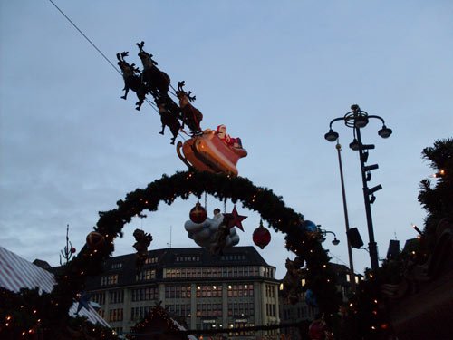 Weihnachtsmann mit Rentierschlitten