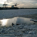 Hamburger Hafen im Winter als Eismeer