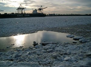 Hamburger Hafen im Winter als Eismeer