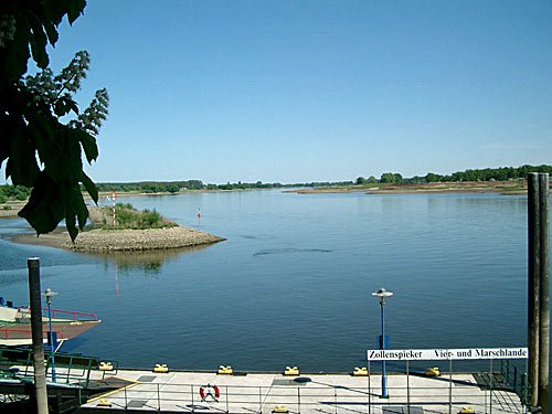 Elbe bei Hamburg – Blick vom Zollenspieker Faehrhaus