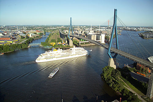 Kreuzfahrtschiff „MS EUROPA“ in Hamburg