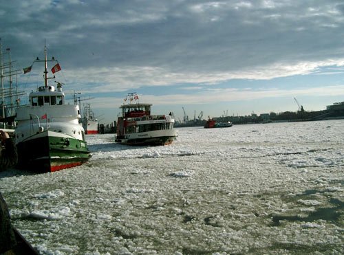 Hamburger Hafen – Elbe im Winter