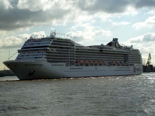 MSC Magnifica Kreuzfahrtschiff in Hamburg