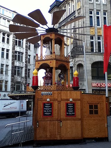 Weihnachtspyramide Weihnachtsmarkt Hamburg