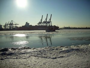Hamburger Hafen Elbe im Winter
