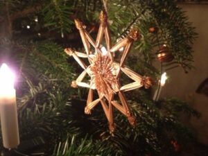 Strohstern an Weihnachtsbaum