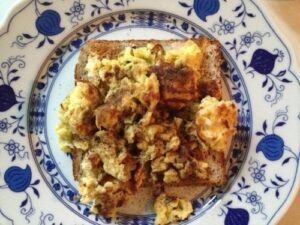 Rühreier auf Toastbrot