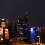 Elbphilharmonie Hamburg Feuerschiff bei Nacht