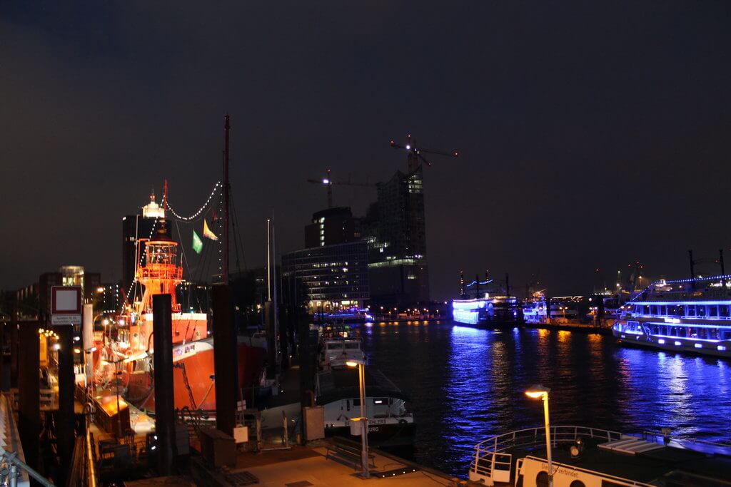 Elbphilharmonie Hamburg Feuerschiff bei Nacht