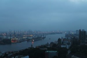 Hamburg Hafen bei Abend Dämmerung