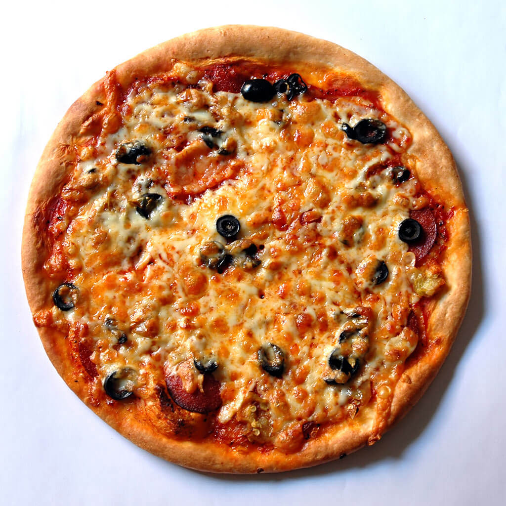 Pizza mit Oliven und Salami