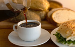 Frischer Kaffee mit Kaffeemühle gemahlen