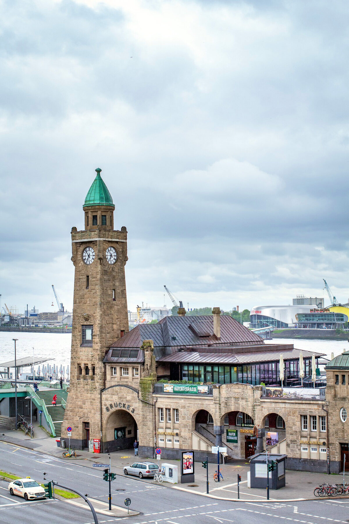 Die Landungsbrücken: Hamburgs historisches Hafenjuwel