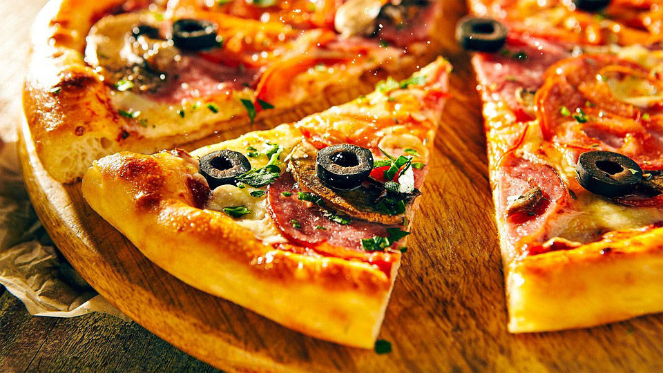 Pizza mit Oliven und Salami – Rezept